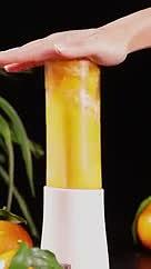 鲜榨混合水果果汁水果鸡尾酒视频的预览图